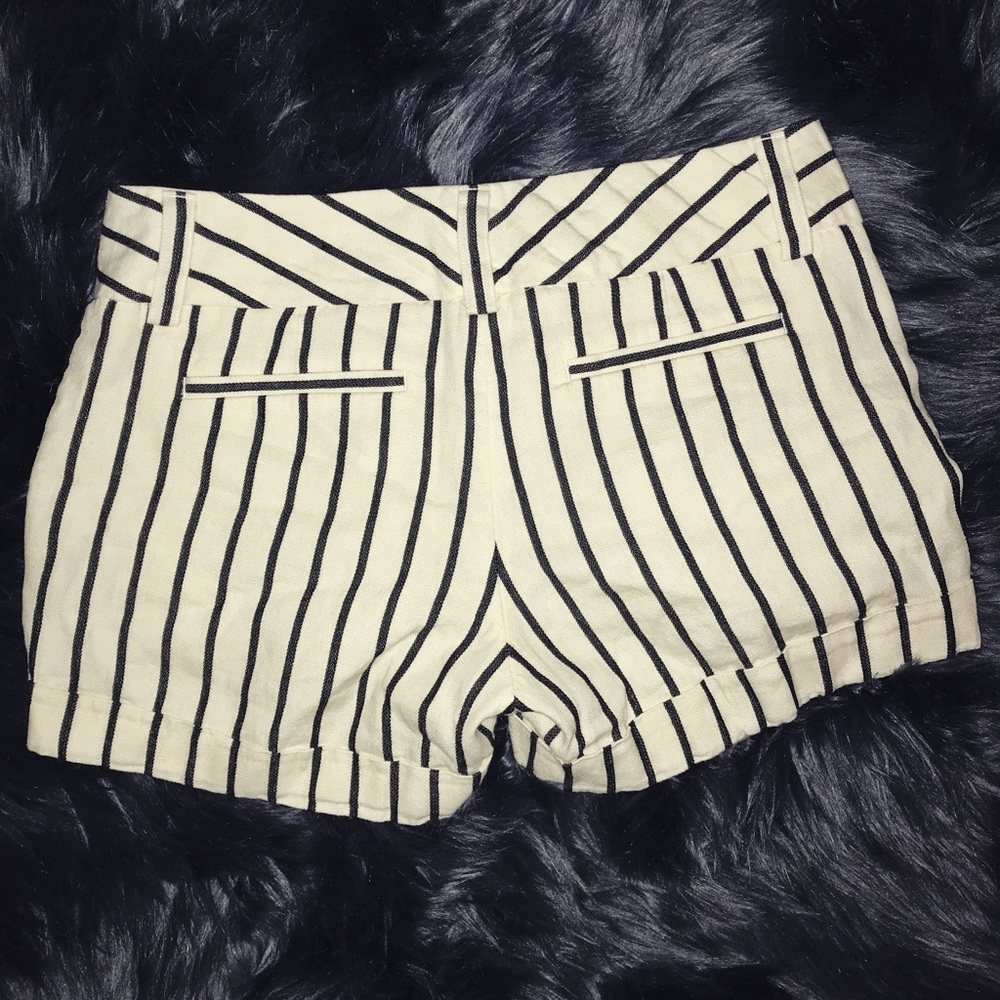 EXPRESS SHORTS - Picture 2 of 2